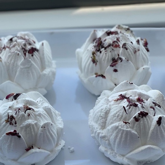 Crystal infused rose bath bomb made with the premium essential oil - Picture 1 of 1